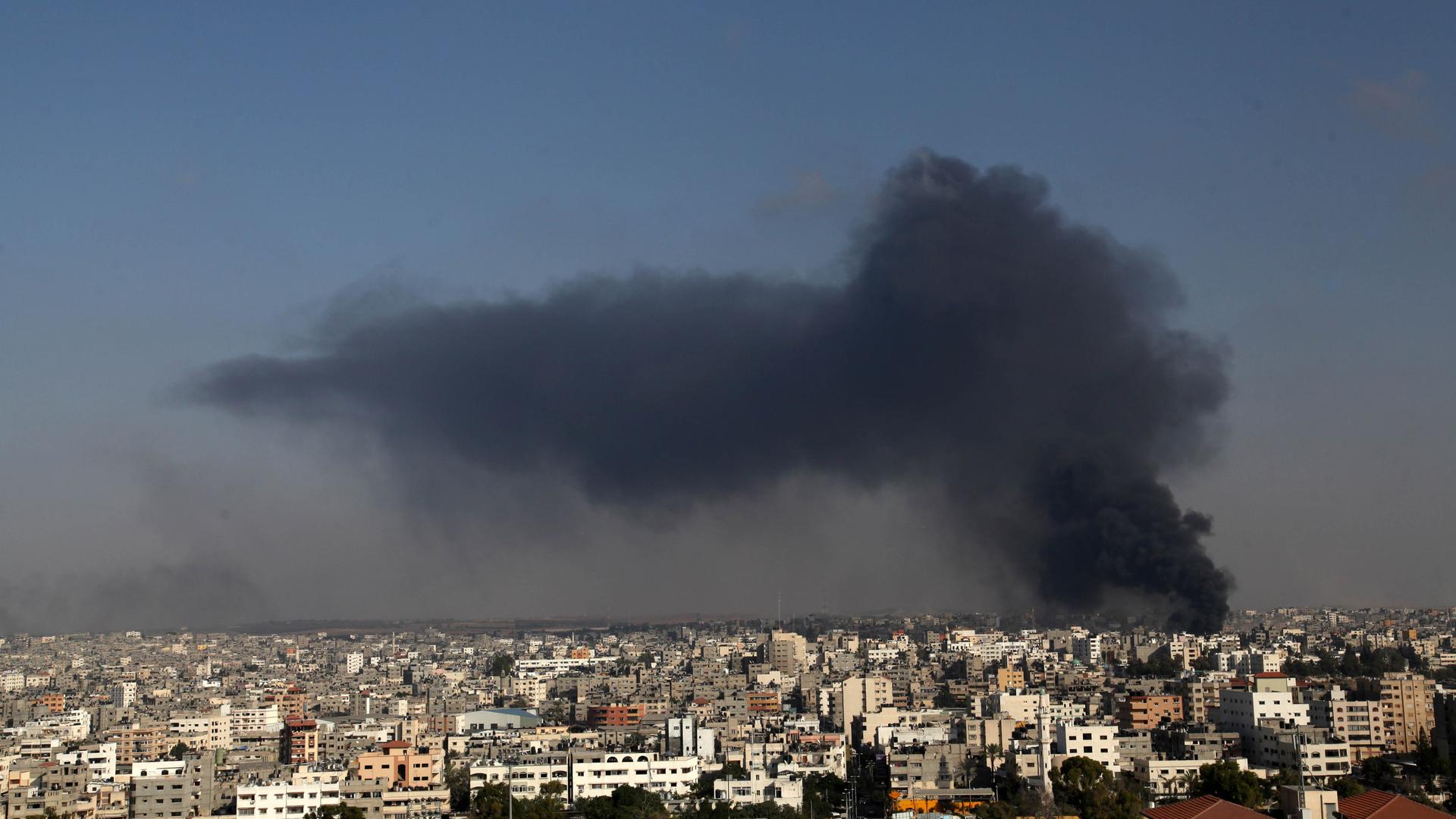 Dunkler Rauch steigt über Gaza-Stadt nach einem israelischen Luftangriff auf. 