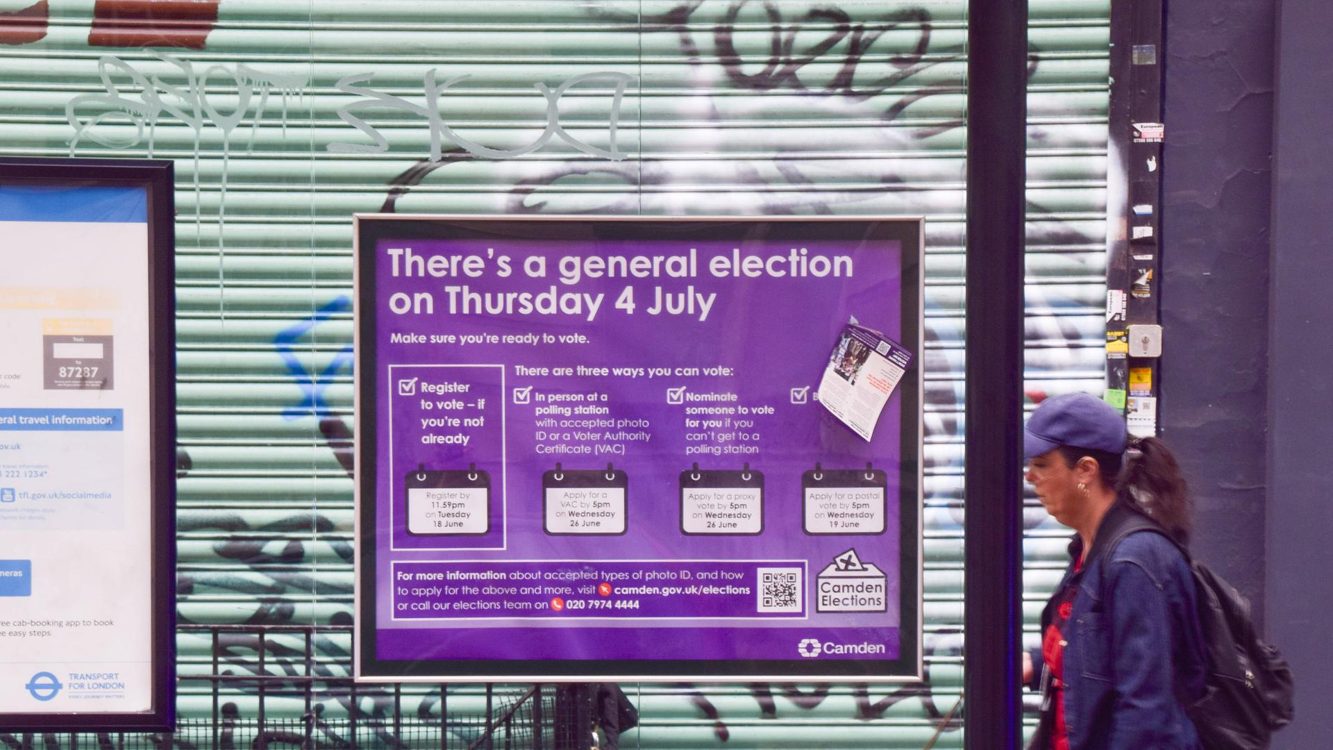 Ein lila Poster an einer Bushaltestelle macht auf die Wahlen am 4. Juli aufmerksam.