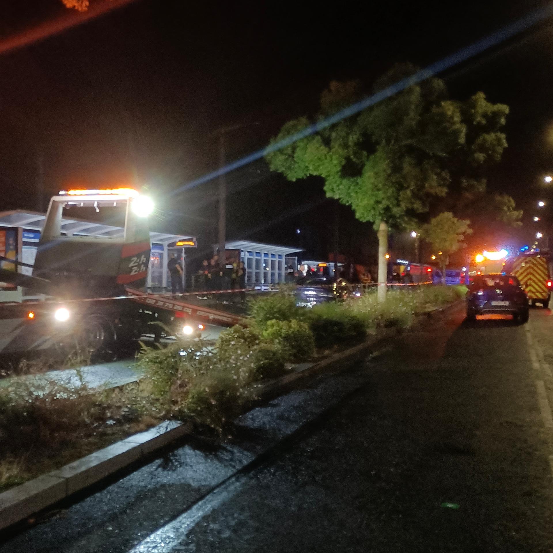 Zu sehen sind Einsatzfahrzeuge von Polizei und Rettungskräften sowie Absperrungen bei Nacht.