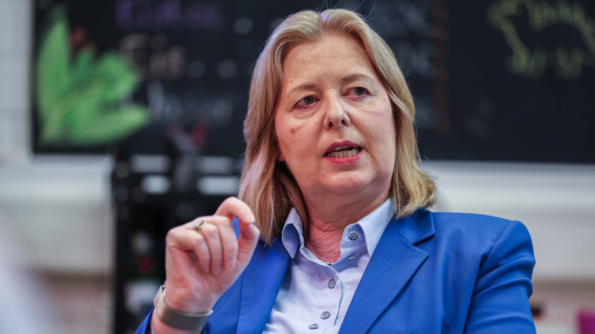 Eine Porträtaufnahme von Bundesarbeitsministerin Bärbel Bas. Sie redet und gestikuliert mit der rechten Hand. Eine Porträtaufnahme von Bundesarbeitsministerin Bärbel Bas. Sie redet und gestikuliert mit der rechten Hand.