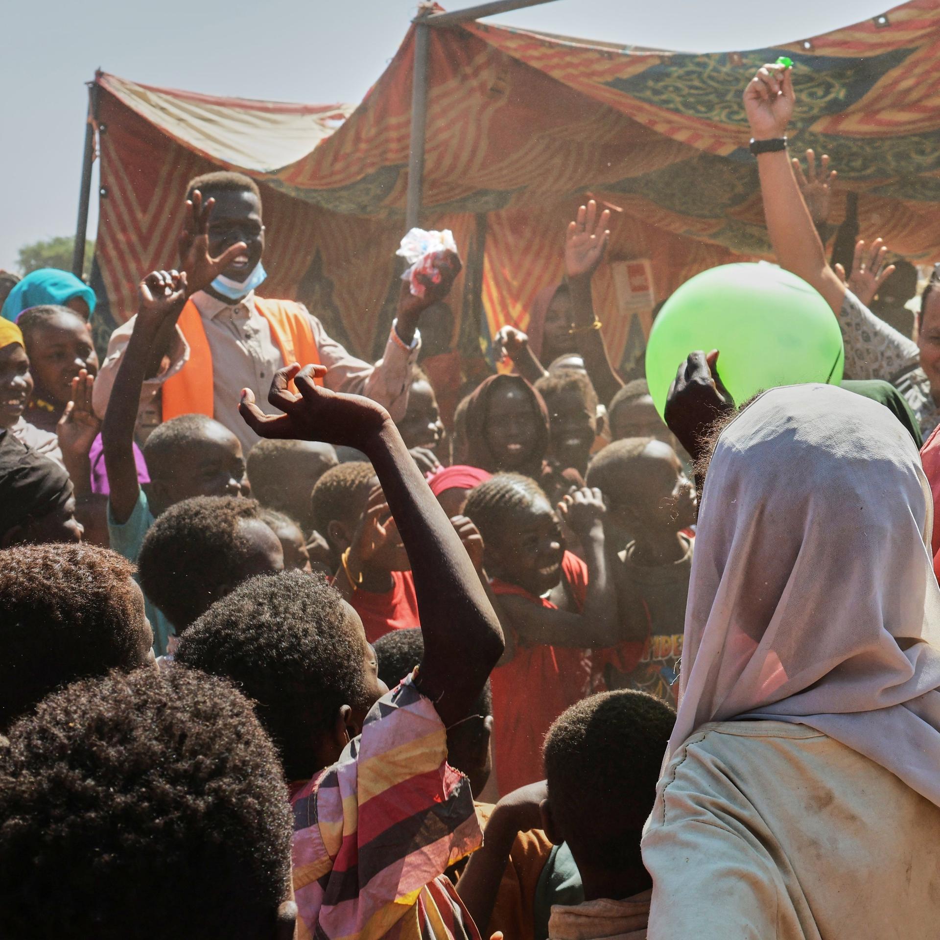 Dieses vom Norwegischen Flüchtlingsrat (NRC) veröffentlichte Foto zeigt vertriebene Kinder aus el-Fasher in einem Lager in der Region Darfur, in dem sie Zuflucht vor den Kämpfen zwischen den Regierungstruppen und der RSF gesucht haben.