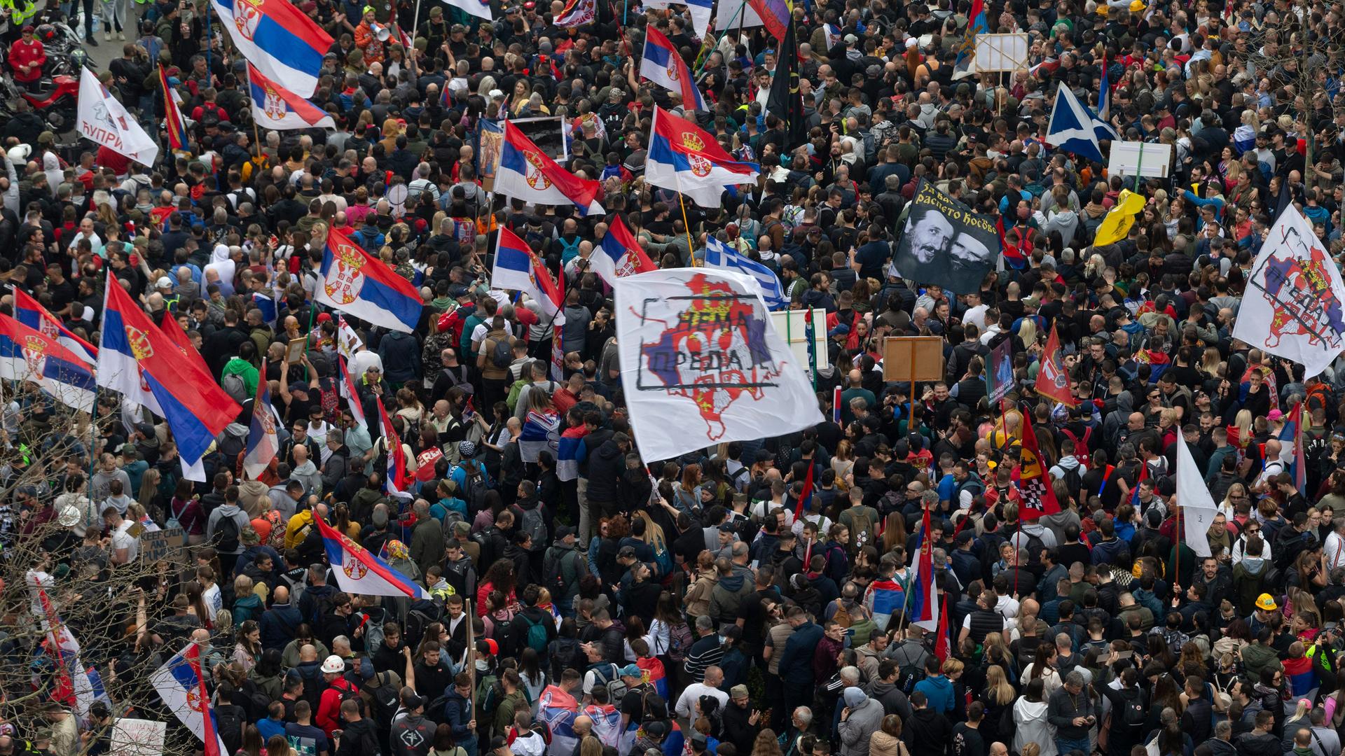 Demonstranten schwenken serbische Fahnen und versammeln sich in Belgrad.