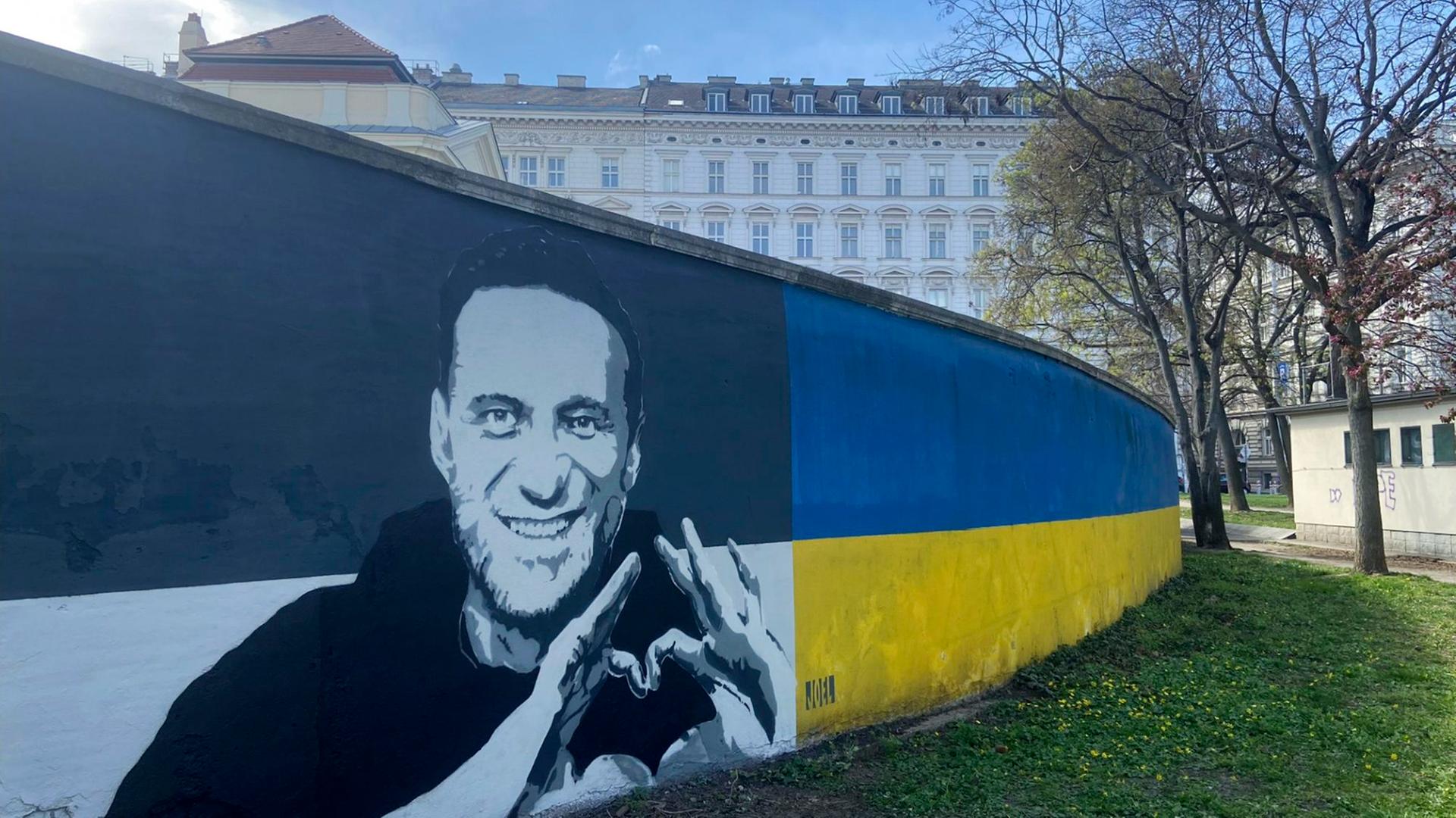 Österreich - Nawalny-Porträts hinter Sowjetdenkmal in Wien