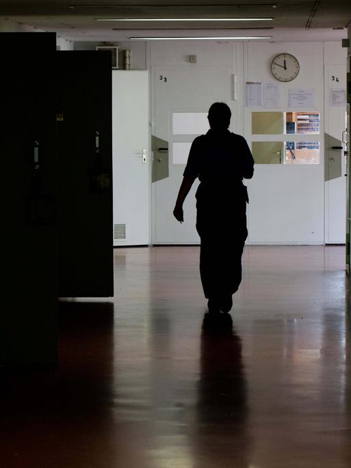 Ein Justizbeamter geht in Berlin durch die Abteilung 5, die für Sicherungsverwahrte in der JVA Tegel vorgesehen ist.
