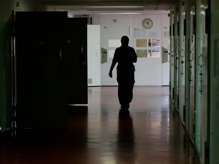 Ein Justizbeamter geht in Berlin durch die Abteilung 5, die für Sicherungsverwahrte in der JVA Tegel vorgesehen ist.