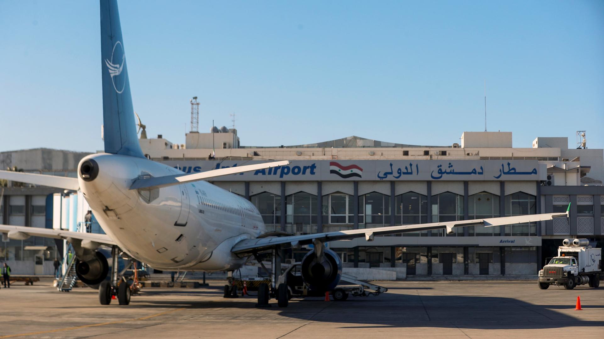 Damaskus: Ein Flugzeug der Syrian Air parkt am Terminal.