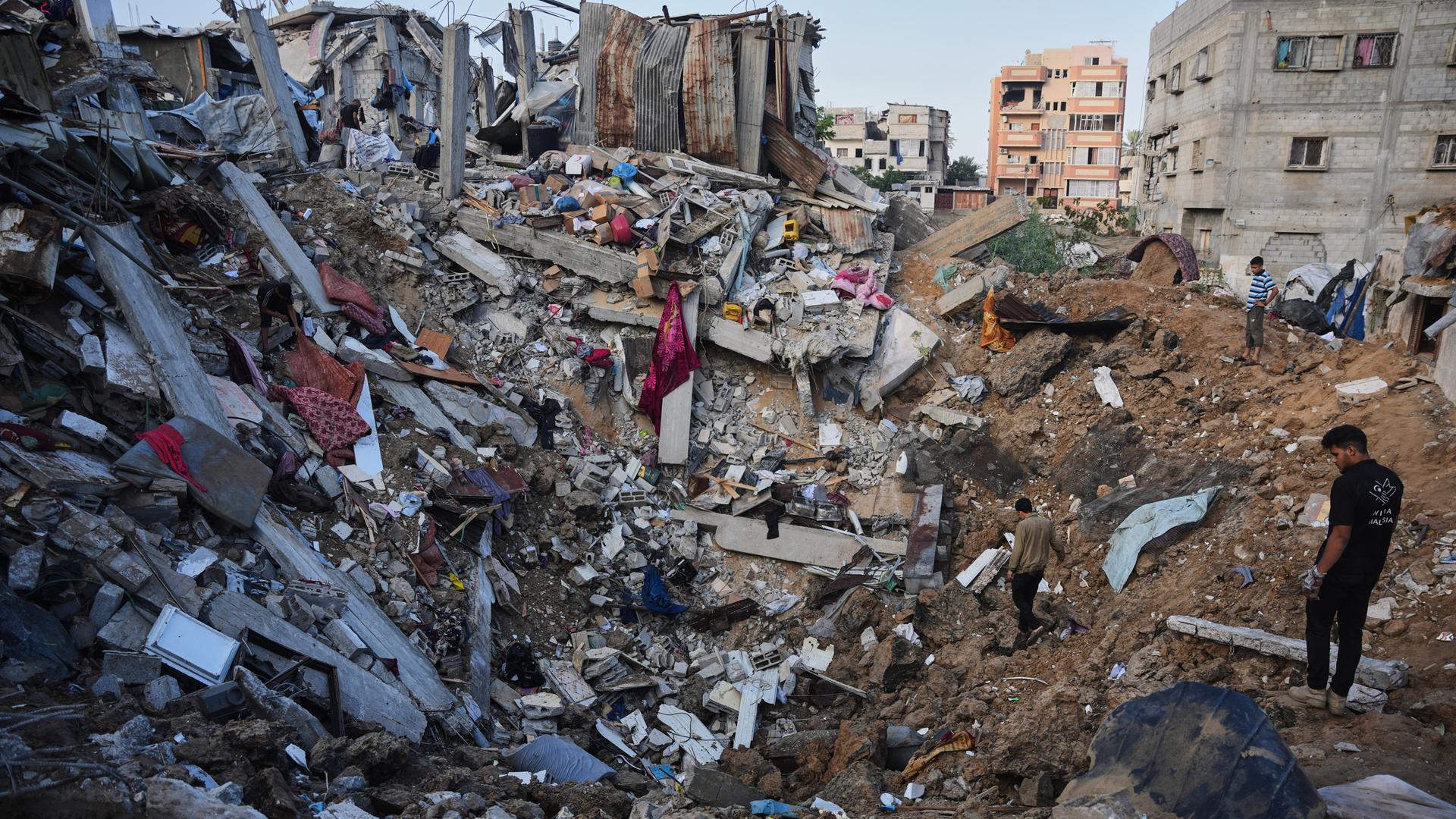 Palästinensische Gebiete, al-Bureij: Palästinenser begutachten im Flüchtlingslager in der Mitte des Gazastreifens zerstörte Gebäude nach einem israelischen Luftangriff. Palästinensische Gebiete, al-Bureij: Palästinenser begutachten im Flüchtlingslager in der Mitte des Gazastreifens zerstörte Gebäude nach einem israelischen Luftangriff.