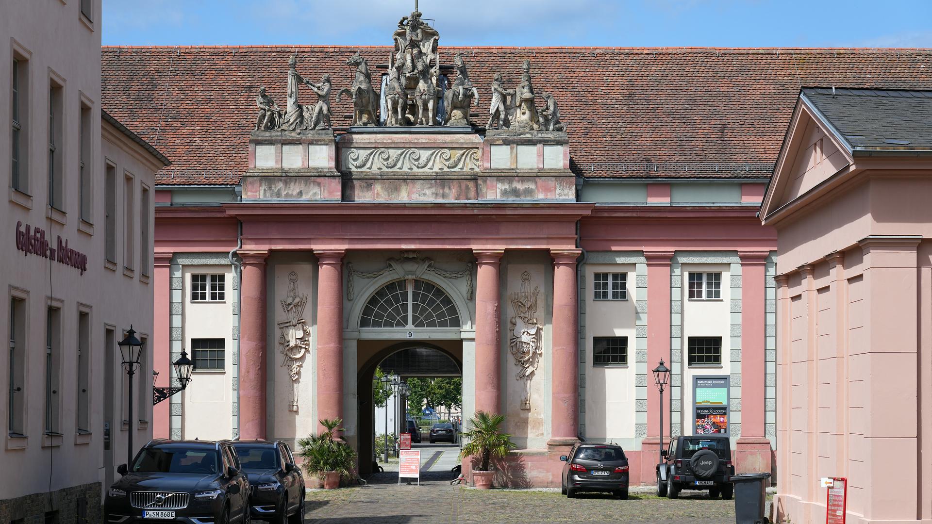 Der Eingang zum Potsdamer Kutschstall am Neuen Markt. Im westlichen Teil der Gebäude ist das Haus der Brandenburgisch-Preußischen Geschichte eingerichtet. Der Eingang zum Potsdamer Kutschstall am Neuen Markt. Im westlichen Teil der Gebäude ist das Haus der Brandenburgisch-Preußischen Geschichte eingerichtet.