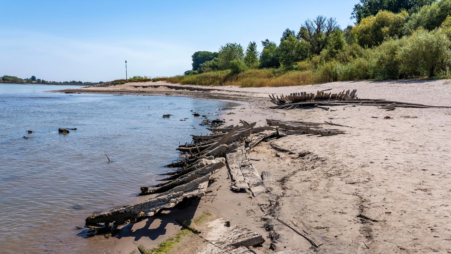 Das extreme Niedrigwasser im Rhein lässt viele, sonst überflutete Gegenstände auftauchen, hier das Wrack der De Hoop, eines hölzernen Plattboden Segelschiffs bei Emmerich, das 1895, nach einer Explosion von geladenen Dynamit sank.