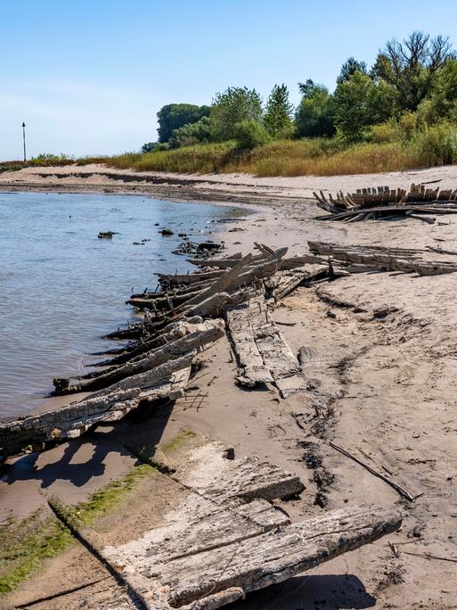 Das extreme Niedrigwasser im Rhein lässt viele, sonst überflutete Gegenstände auftauchen, hier das Wrack der De Hoop, eines hölzernen Plattboden Segelschiffs bei Emmerich, das 1895, nach einer Explosion von geladenen Dynamit sank.