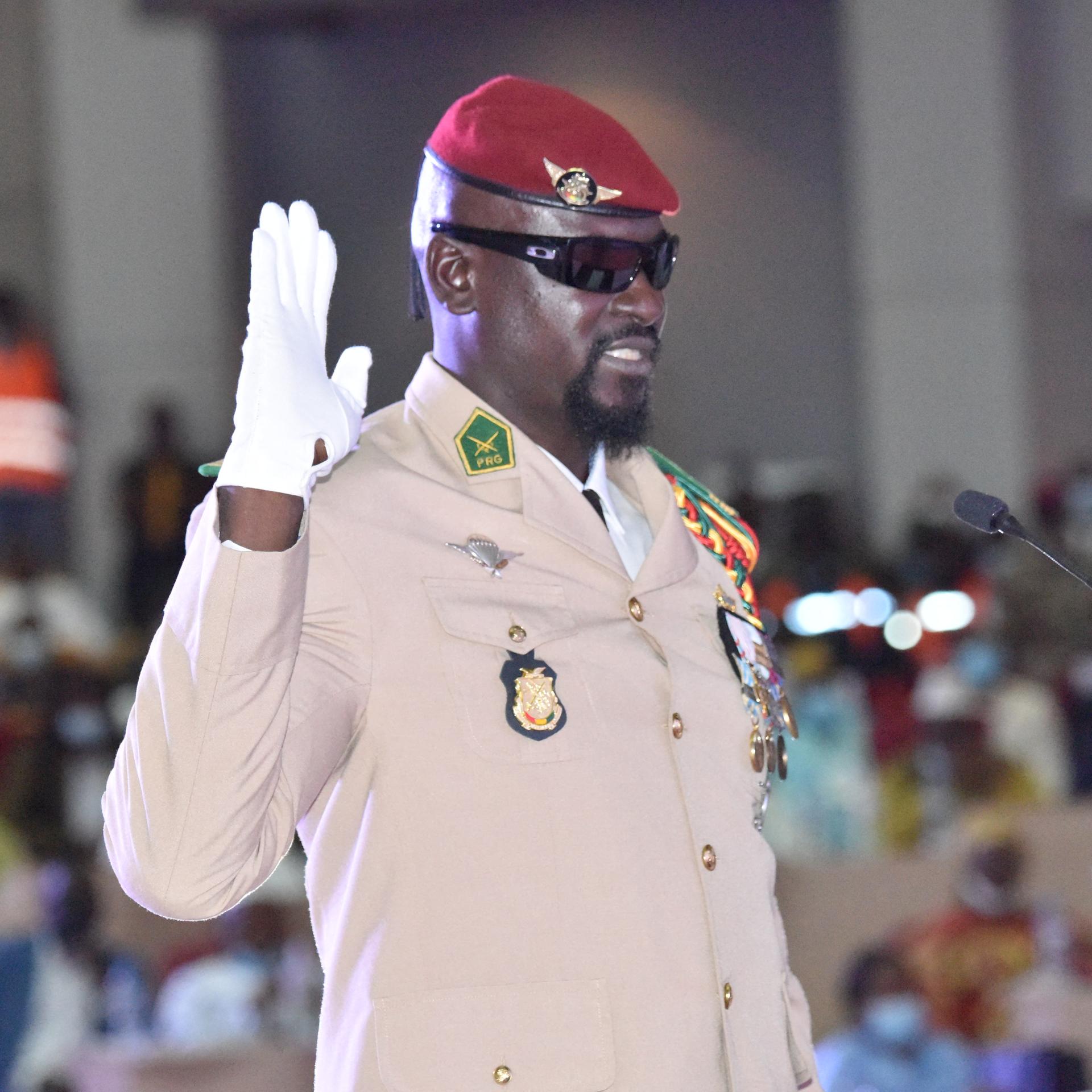 Colonel Mamady Doumbouya erhebt bei seiner Vereidigung als Staatspräsident von Guinea am 1.10.2021 die Hand. 