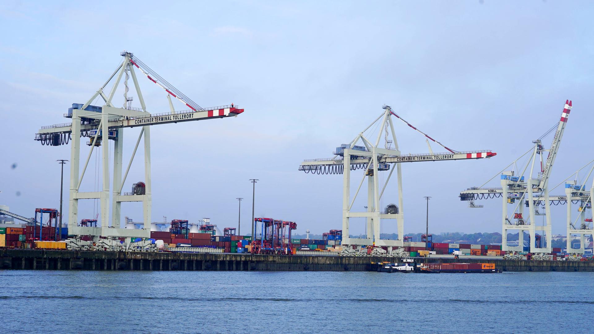 Ein chinesisches Cosco-Schiff liegt am Terminal Tollerort im Hamburger Hafen. Außerdem sind Hafenkräne zu sehen. Die Beteiligung von China am Hamburger Hafen am HALA Tollerort Terminal ist umstritten.