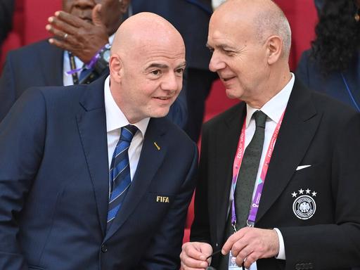 FIFA-Präsident Gianni Infantino (l.) mit DFB-Präsident Bernd Neuendorf