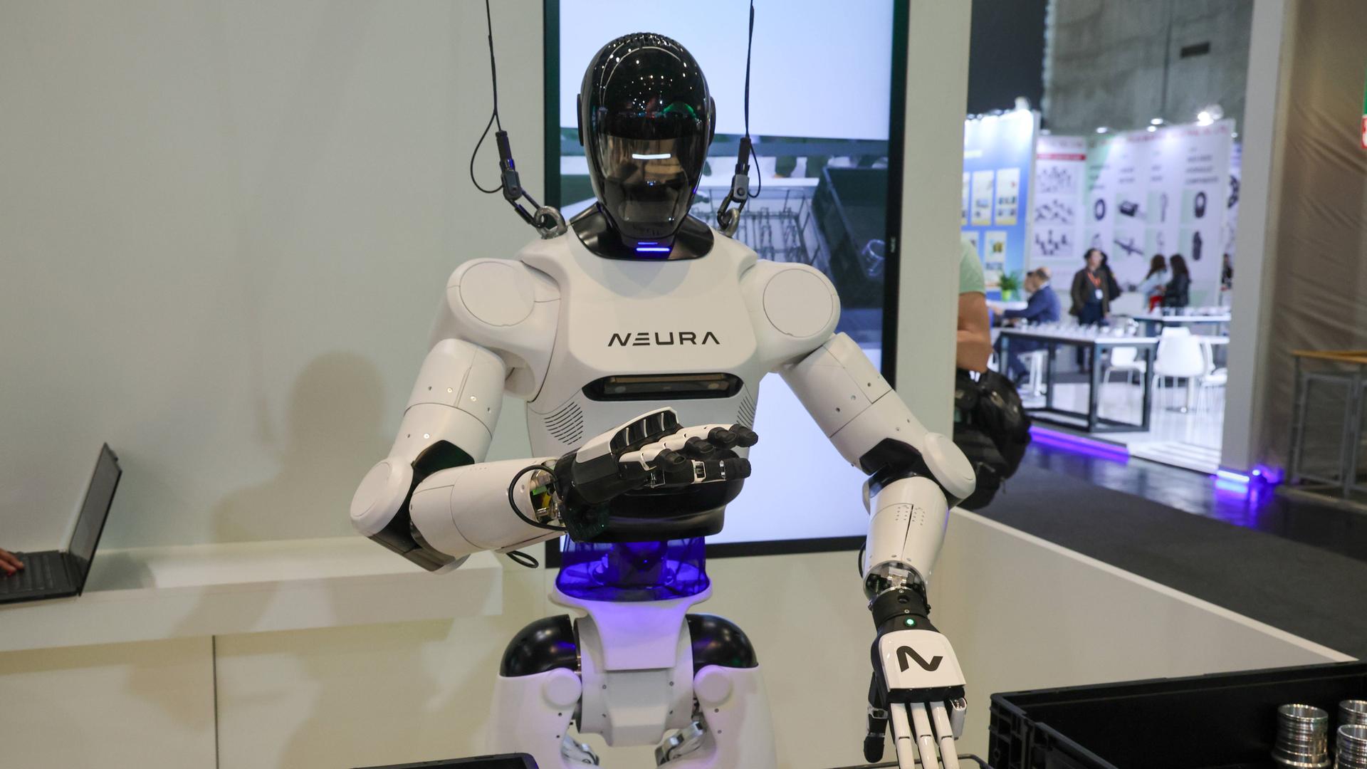Ein Roboter von Neura Robotics an einem Messestand Ein Roboter von Neura Robotics an einem Messestand