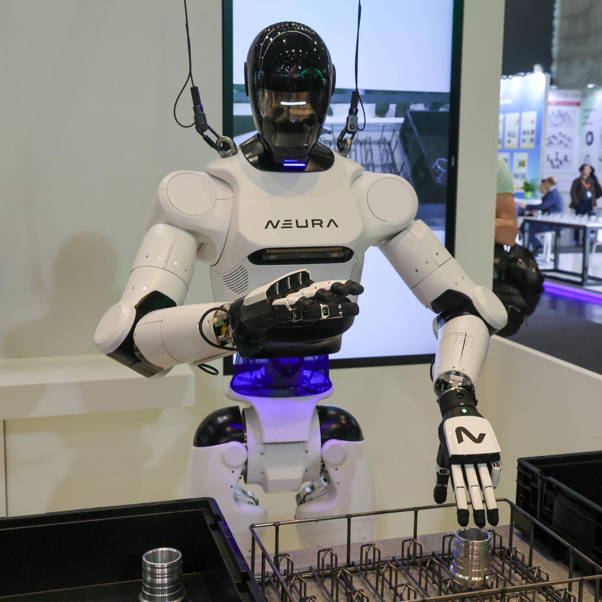 Ein Roboter von Neura Robotics an einem Messestand