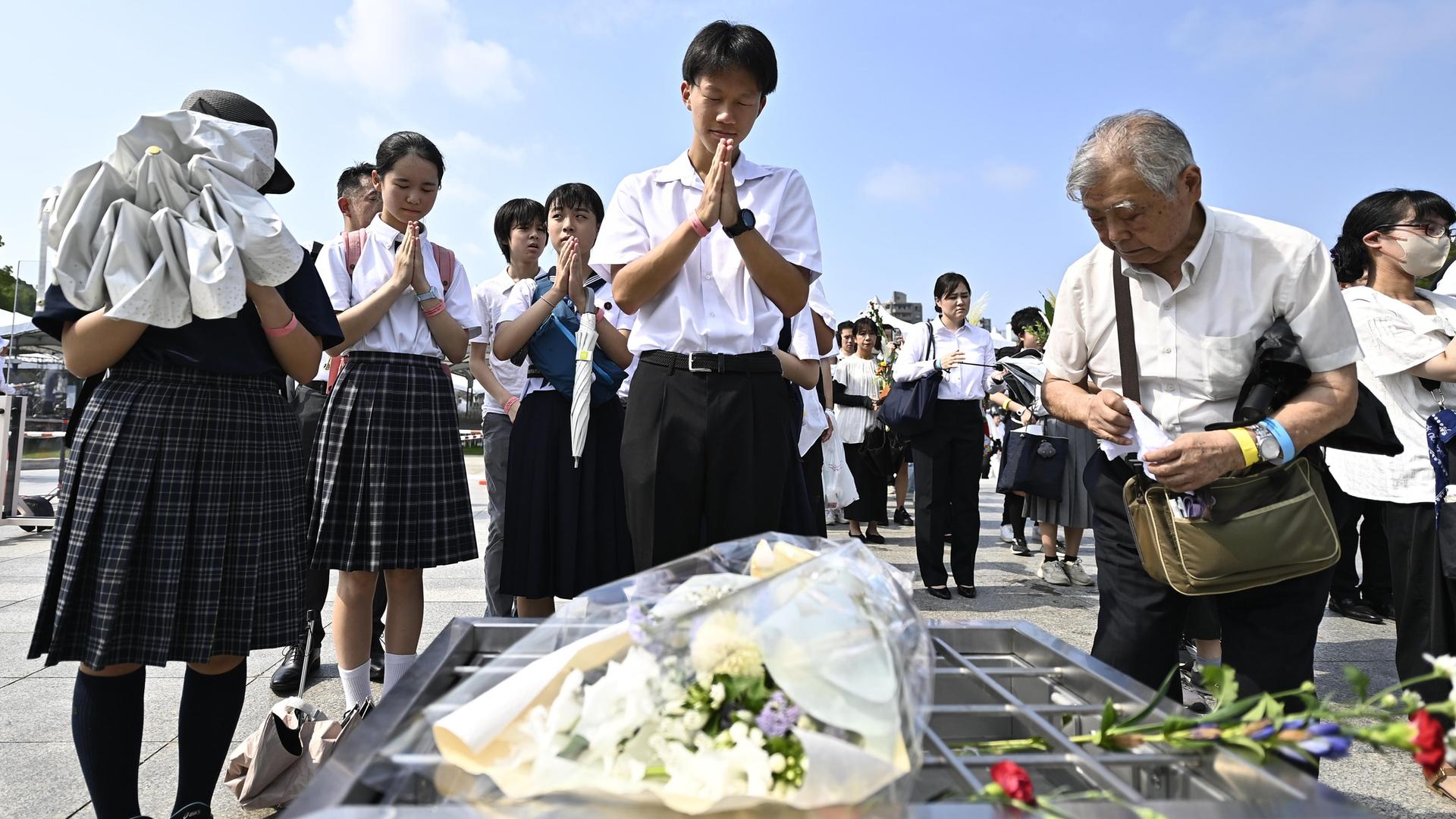 Gedenken an die Opfer der ersten US-Atombombe auf Hiroshima am 6. August 1945, bei der 70.000 Menschen starben. Viele Tausende erlagen noch Jahre später an den Folgen der Strahlenkrankheit.