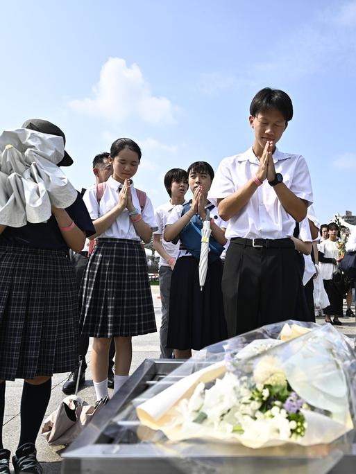 Gedenken an die Opfer der ersten US-Atombombe auf Hiroshima am 6. August 1945, bei der 70.000 Menschen starben. Viele Tausende erlagen noch Jahre später an den Folgen der Strahlenkrankheit.