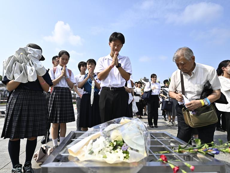 Gedenken an die Opfer der ersten US-Atombombe auf Hiroshima am 6. August 1945, bei der 70.000 Menschen starben. Viele Tausende erlagen noch Jahre später an den Folgen der Strahlenkrankheit.