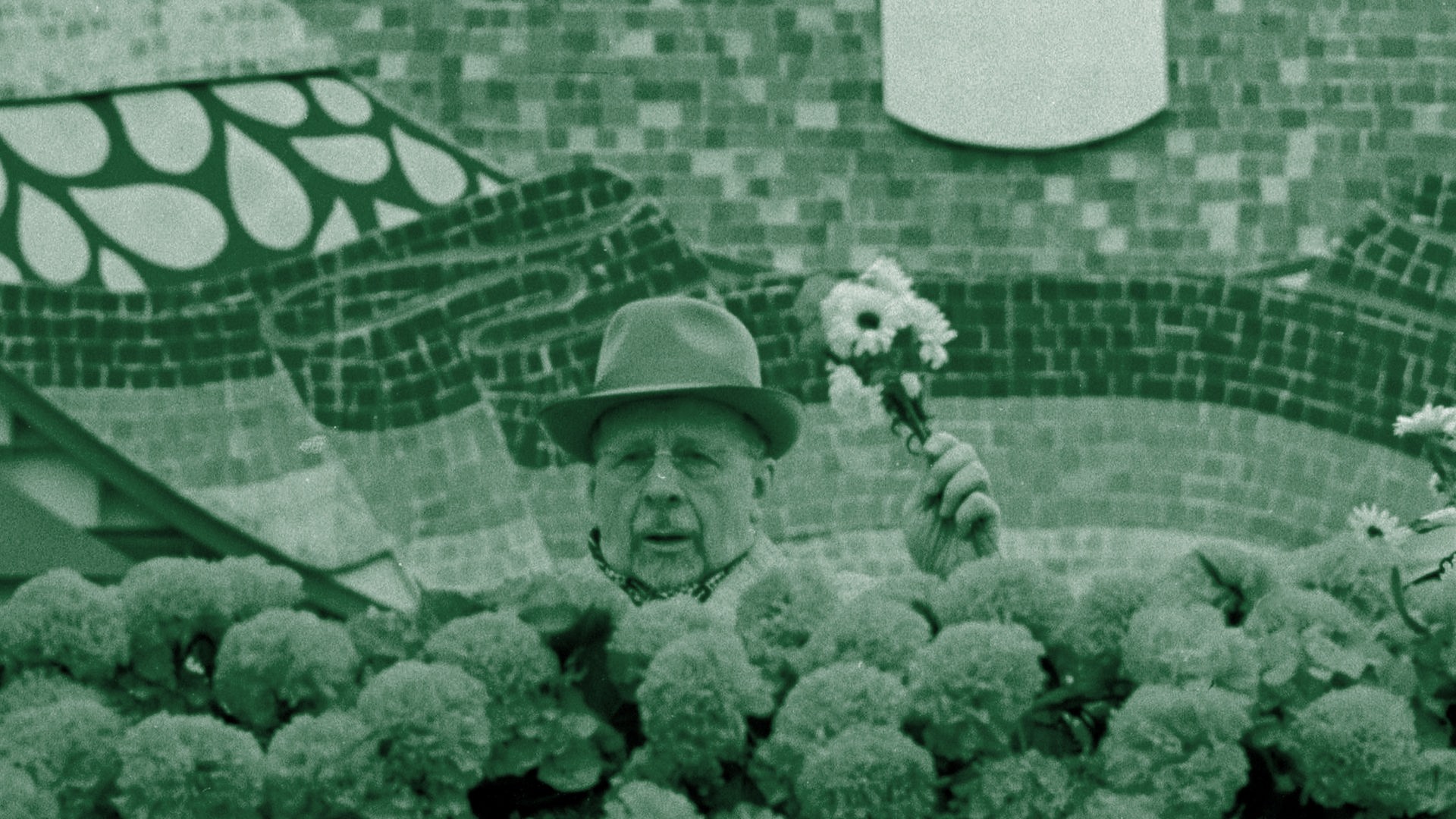 Walter Ulbricht mit Blumenstrauß in der Hand, Bild grün eingefärbt.