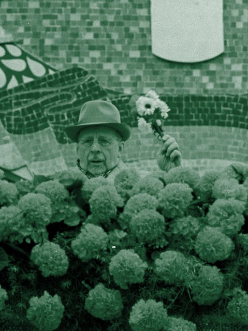 Walter Ulbricht mit Blumenstrauß in der Hand, Bild grün eingefärbt.