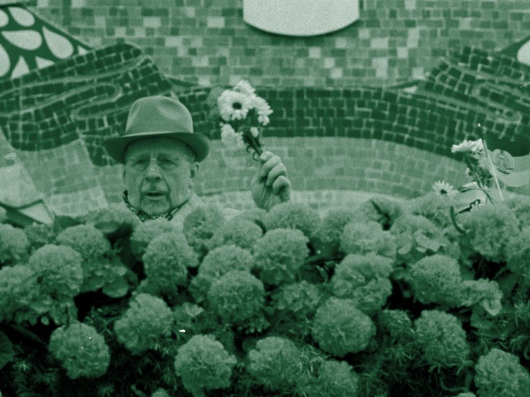 Walter Ulbricht mit Blumenstrauß in der Hand, Bild grün eingefärbt.