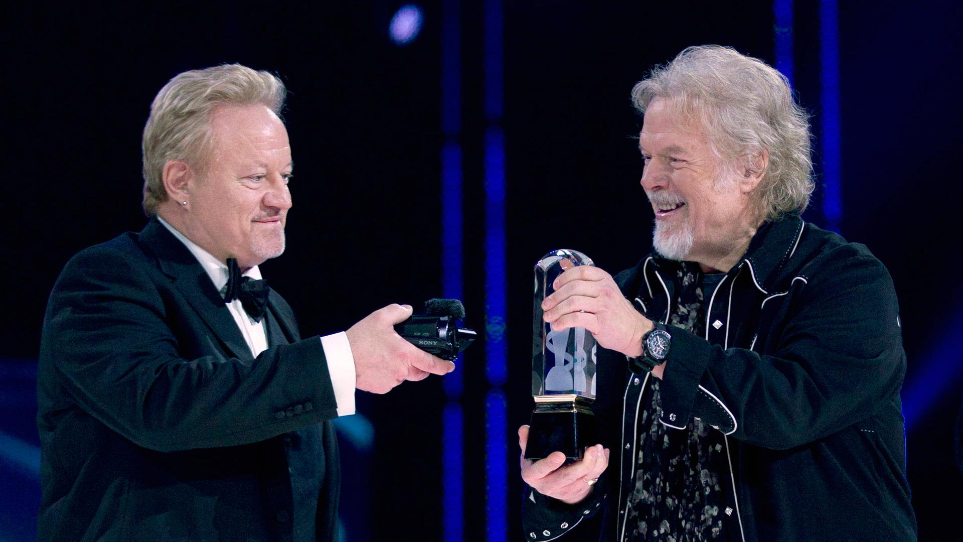 Randy Bachman (re.) und sein Bruder Robbie auf der Bühne bei der Einführung in die Canadian Music Hall of Fame. Randy Bachman (re.) und sein Bruder Robbie auf der Bühne bei der Einführung in die Canadian Music Hall of Fame.