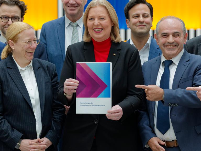 Bärbel Bas (SPD), Bundesministerin für Arbeit und Soziales, stellte im Januar 2026 den Abschlussbericht der Kommission zur Sozialstaatsreform vor.