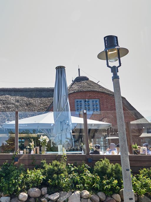 Blick auf das Lokal "Pony" in Kampen auf Sylt mit davorliegender Terrasse. 