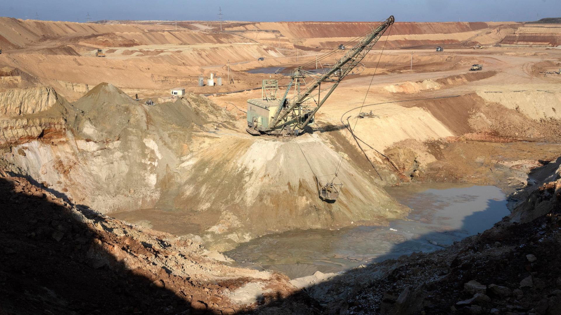 Das Foto zeigt einen Ilmenit-Tagebau in einer Schlucht in der Region Kirowohrad/Ukraine.