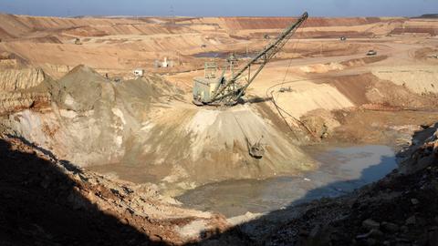 Blick auf einen Ilmenit-Tagebau in einer Schlucht in der Region Kirowohrad.