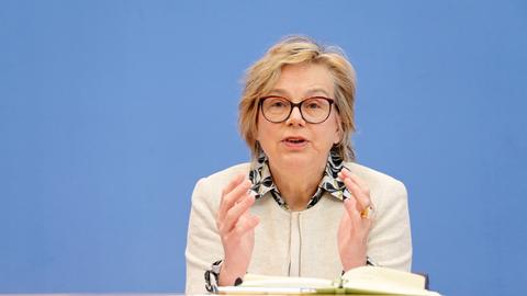 Caritas-Chefin Eva Maria Welskop-Deffaa spricht bei einer Pressekonferenz. 