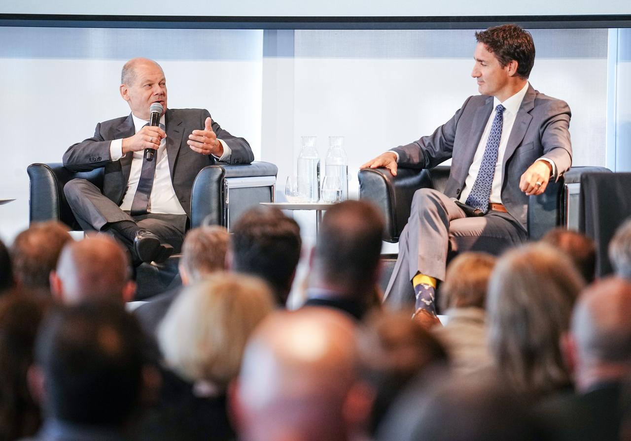 Kanada, Toronto: Bundeskanzler Olaf Scholz und Justin Trudeau (r), Premierminister von Kanada, nehmen am deutsch-kanadischen Wirtschaftsforum teil.