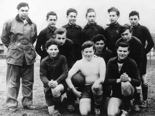Ein Schwarz-Weiß-Foto zeigt den Fußball-Trainer Heinz Kerz (ganz links) in den Fünfzigerjahren auf einem Mannschaftsfoto mit jugendlichen Fußballern.