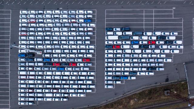 Neuwagen stehen auf Parkflächen im Überseehafen Rostock Port und warten auf die Verladung auf ein Autotransportschiff (Luftaufnahme mit einer Drohne). 