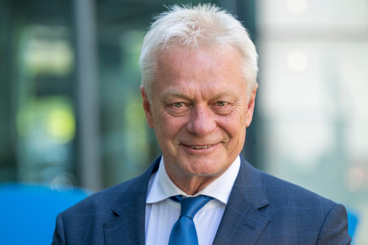 Der designierte Bundeslandwirtschaftsminister Alois Rainer steht nach der CSU-Vorstandssitzung für ein Porträt im Innenhof der Parteizentrale. Der designierte Bundeslandwirtschaftsminister Alois Rainer steht nach der CSU-Vorstandssitzung für ein Porträt im Innenhof der Parteizentrale.