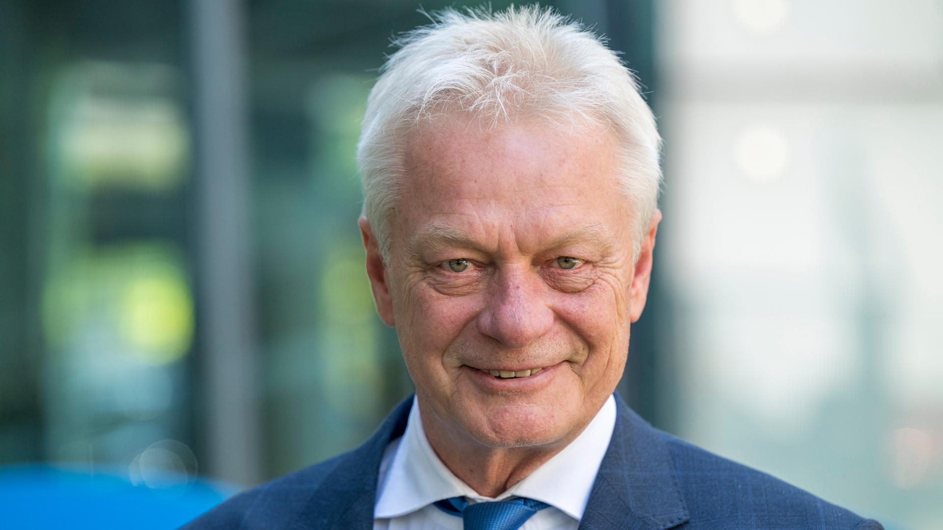 Bundeslandwirtschaftsminister Alois Rainer lächelt in die Kamera.