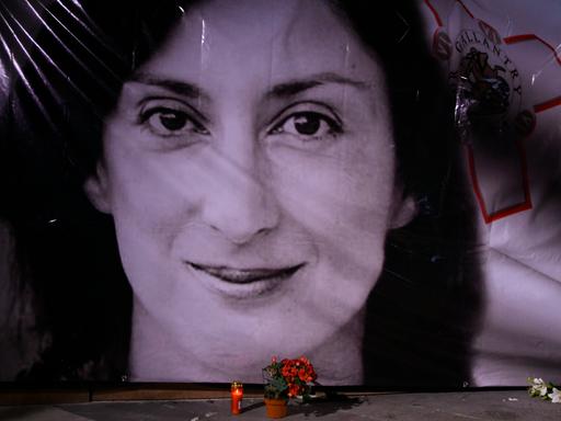 An einer Wand aufgestelltes Foto von Daphne Caruana Galizia