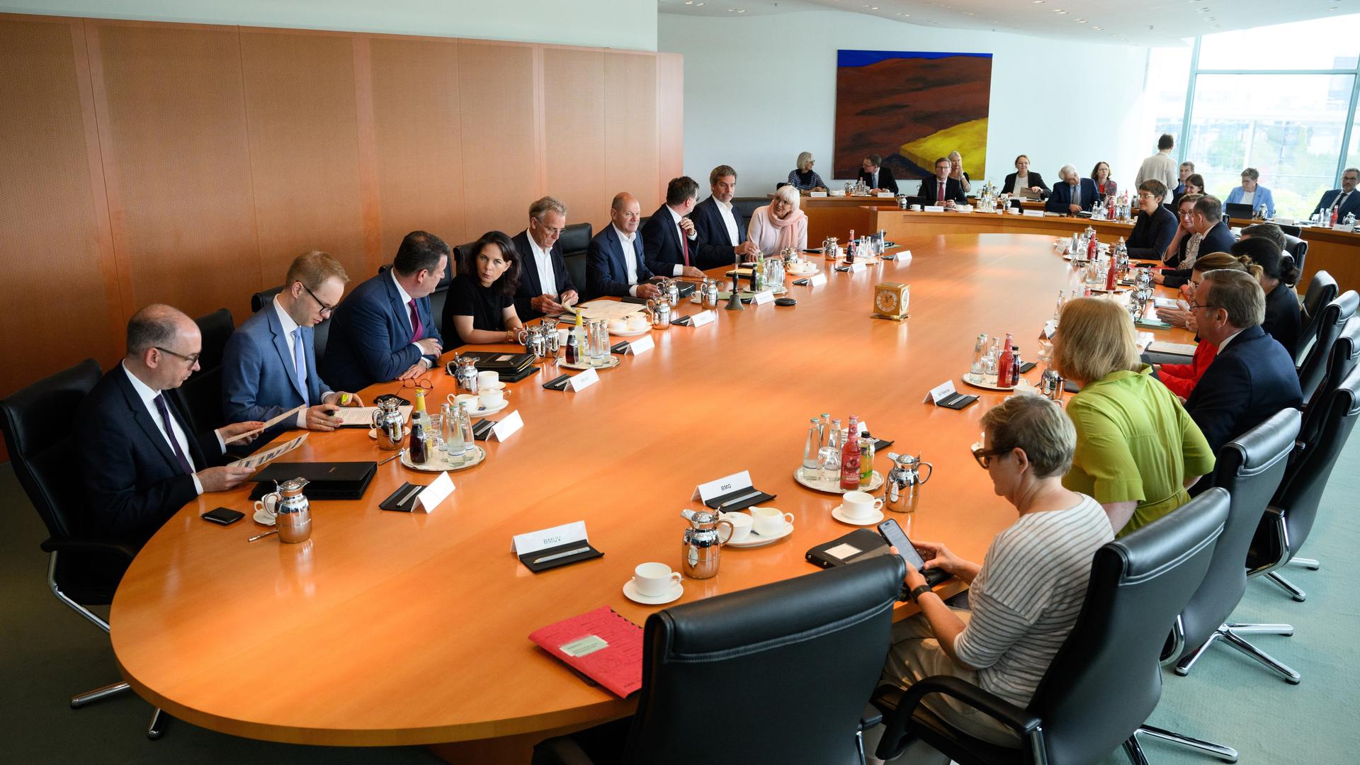 Die Kabinettsmitglieder sitzen zu Beginn der Kabinettssitzung im Bundeskanzleramt. Die Kabinettsmitglieder sitzen zu Beginn der Kabinettssitzung im Bundeskanzleramt.