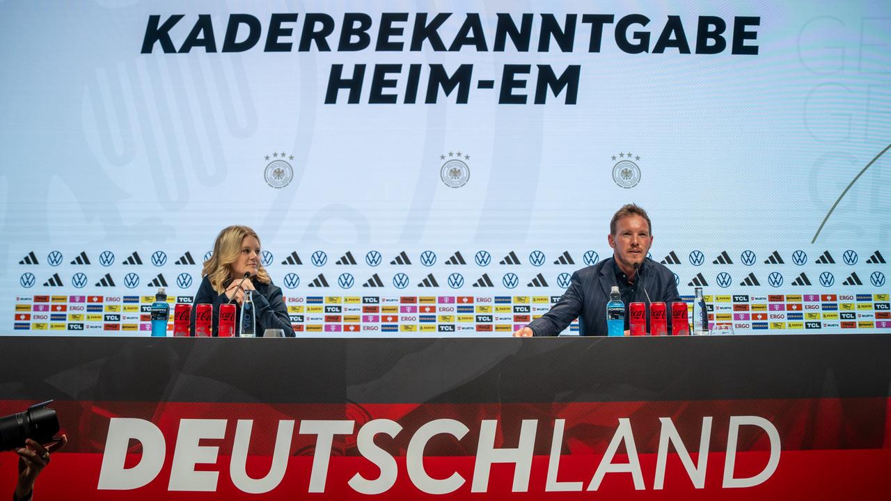 Berlin: Fußball: EM, Nationalmannschaft: Julian Nagelsmann (r), Bundestrainer der Deutschen Fußball Nationalmannschaft, und Franziska Wülle, Pressesprecherin des DFB, nehmen an der Pressekonferenz zur Nominierung des vorläufigen DFB Kaders für die Fußball Europameisterschaft teil.