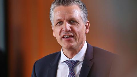 Kanzleramtsminister Thorsten Frei im Anzug und mit Krawatte spricht an der Kamera vorbei bei einer Kabinettssitzung in Berlin