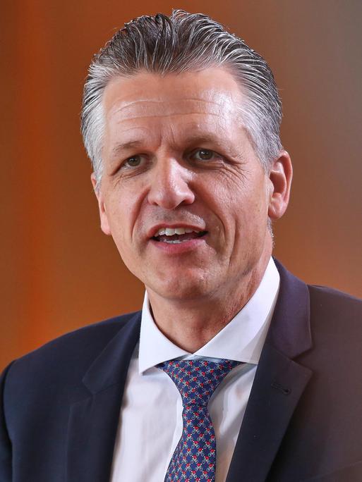 Kanzleramtsminister Thorsten Frei im Anzug und mit Krawatte spricht an der Kamera vorbei bei einer Kabinettssitzung in Berlin Kanzleramtsminister Thorsten Frei im Anzug und mit Krawatte spricht an der Kamera vorbei bei einer Kabinettssitzung in Berlin