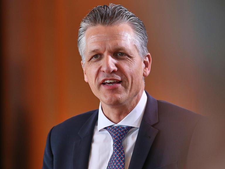Kanzleramtsminister Thorsten Frei im Anzug und mit Krawatte spricht an der Kamera vorbei bei einer Kabinettssitzung in Berlin Kanzleramtsminister Thorsten Frei im Anzug und mit Krawatte spricht an der Kamera vorbei bei einer Kabinettssitzung in Berlin