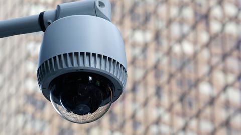Eine Überwachungskameras hängt an einem Gebäude in New York