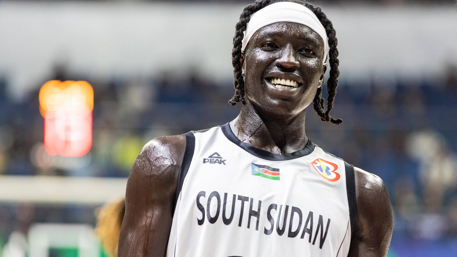 Wenyen Gabriel im Trikot der südsudanesischen Basketball-Nationalmannschaft.