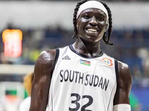 Wenyen Gabriel im Trikot der südsudanesischen Basketball-Nationalmannschaft.