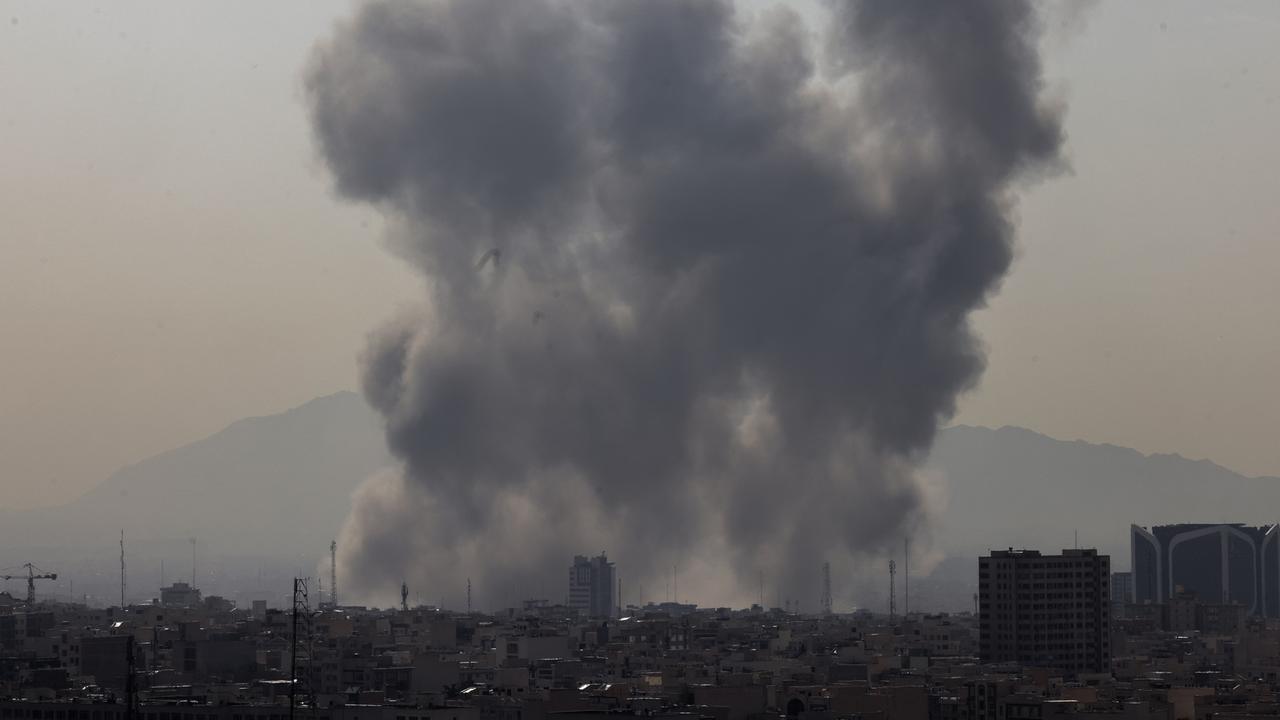 Über der iranischen Hauptstadt Teheran steigt Rauch auf. Israel und die USA haben den Iran nach eigenen Angaben angegriffen.