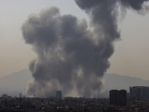 Über der iranischen Hauptstadt Teheran steigt Rauch auf. Israel und die USA haben den Iran nach eigenen Angaben angegriffen.