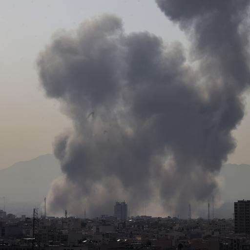 Über der iranischen Hauptstadt Teheran steigt Rauch auf.