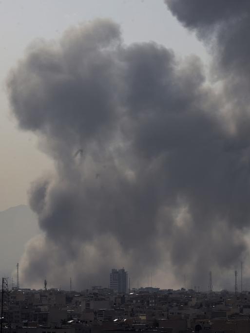 Über der iranischen Hauptstadt Teheran steigt Rauch auf. Israel und die USA haben den Iran nach eigenen Angaben angegriffen.