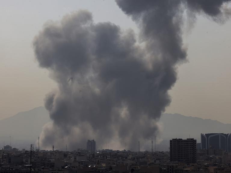 Über der iranischen Hauptstadt Teheran steigt Rauch auf. Israel und die USA haben den Iran nach eigenen Angaben angegriffen.